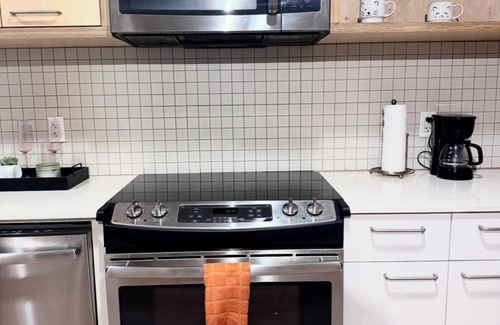 Atwater Village Apartment | Nice Hollywood Blvd. Apartment with FREE PARKING