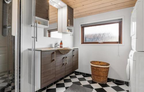 Skaven Strand House | Nice Home In Tarm With Wifi