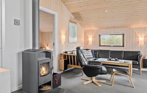 Skaven Strand House | Nice Home In Tarm With Wifi