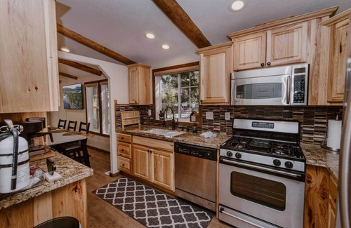 Big Bear Lake House | Nice House 10 minutes walk to Slopes large 65" TV
