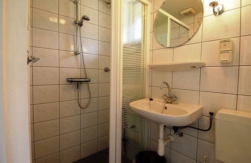 Stramproy House | Nice house with a microwave, located near a pond
