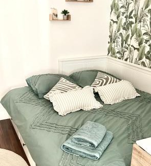 Levallois-Perret Apartment | Nice studio with a terrace