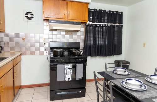 Milwaukee House | Nice three 3 bedroom unit with free parking and wi-fi