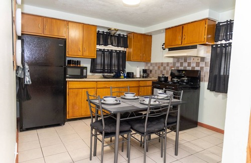 Milwaukee House | Nice three 3 bedroom unit with free parking and wi-fi