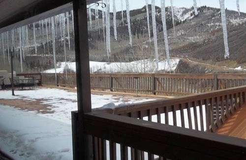 Glenwood Springs Condo | Nicely decorated and convenient - on the upper parking lot level with great views.