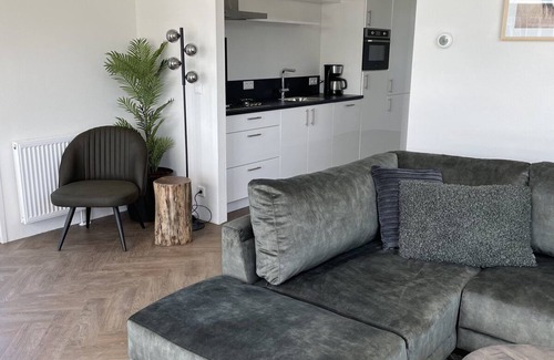 Lathum House | Nicely located by a cozy pond.