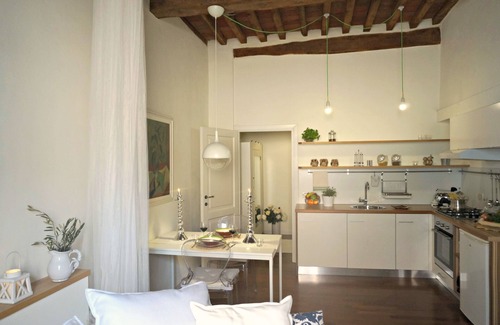 Vicopisano Apartment | Nido Bianco, Authentic Tuscany + garden + AC, village centre. Nr Pisa/Lucca