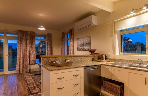 Twizel House | Night Sky Cottage - Kahu Cottage - HOT TUB