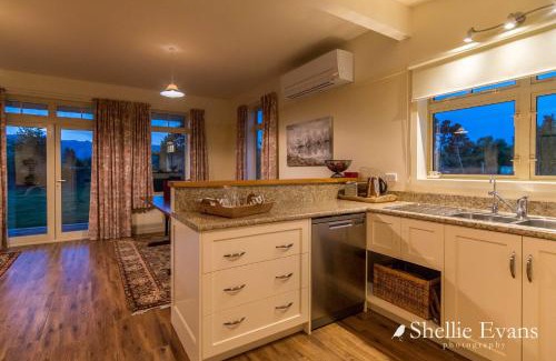 Twizel House | Night Sky Cottage - Kahu Cottage - HOT TUB