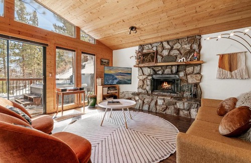 Fawnskin House | Nightcap Lodge- HOT TUB WITH BREATHTAKING MOUNTAIN VIEWS!