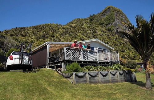 Punakaiki Cottage | Nikauscapes - Hot Tub in Punakaiki village