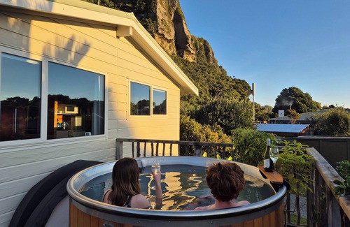 Punakaiki Cottage | Nikauscapes - Hot Tub in Punakaiki village