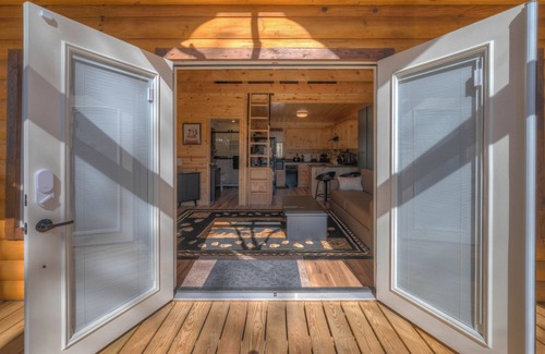 Murphy Cabin | Nikobear's Nook-Tiny Cabin/BIG Amenities-King Bed-Secure Porch and Yard for Pups