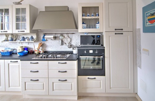 La Spezia Apartment | Nilde's House. 100 sqm elegant, Wifi and air conditioning, close to trains and buses.