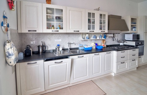 La Spezia Apartment | Nilde's House. 100 sqm elegant, Wifi and air conditioning, close to trains and buses.