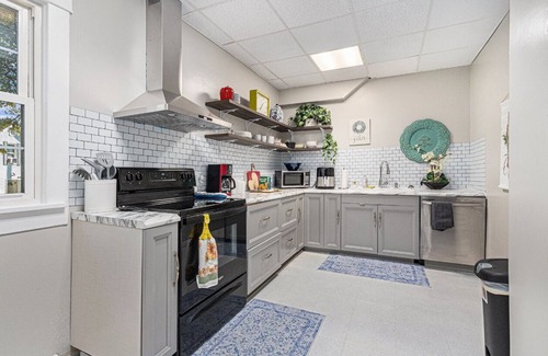 Niles House | Niles Charmer! Wifi, AC, 3 Queen Beds - walk to downtown!