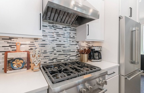 Katie Hill Neighborhood Cottage | Nimbus-rooftop Deck-hot Tub-mins to Broadway