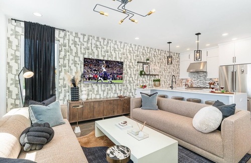 Katie Hill Neighborhood Cottage | Nimbus-rooftop Deck-hot Tub-mins to Broadway