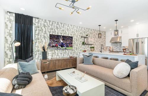 Katie Hill Neighborhood House | Nimbus-Rooftop Deck-Hot Tub-Mins to Broadway