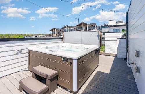 Katie Hill Neighborhood House | Nimbus-Rooftop Deck-Hot Tub-Mins to Broadway