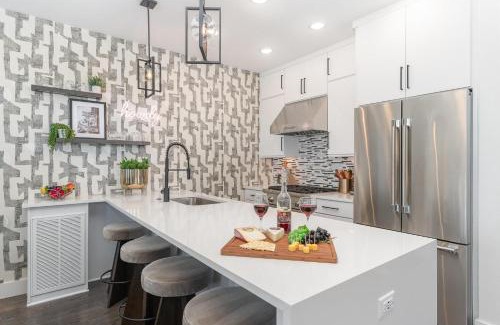 Katie Hill Neighborhood House | Nimbus-Rooftop Deck-Hot Tub-Mins to Broadway