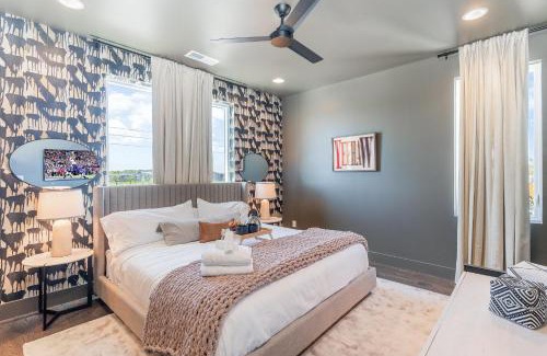 Katie Hill Neighborhood House | Nimbus-Rooftop Deck-Hot Tub-Mins to Broadway