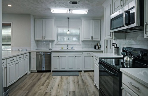 Flowood House | Nine Bed Waterfront Getaway | Great for Fisherman