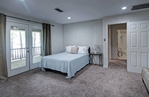 Flowood House | Nine Bed Waterfront Getaway | Great for Fisherman