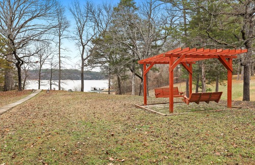 Springdale House | Ninnie & Papaw's Paradise Cove on Beaver Lake
