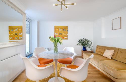 Little Venice Apartment | Niru Experience Stylish Garden Getaway