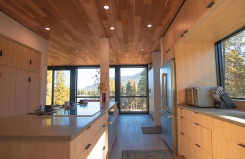 Black Hawk House | nLuxury Lakefront Container Home - Sauna, Fishing, Kayaks & Mountain Views