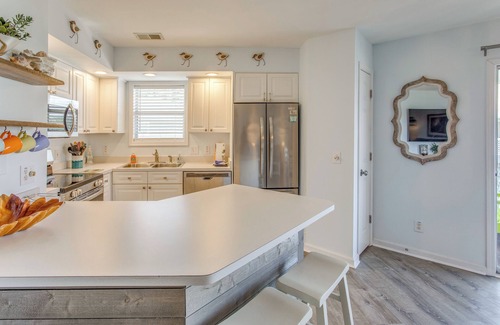 Cherry Grove Beach Condo | NMB Condo: Walk to the Beach or Use the Pool!
