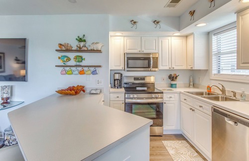 Cherry Grove Beach Condo | NMB Condo: Walk to the Beach or Use the Pool!