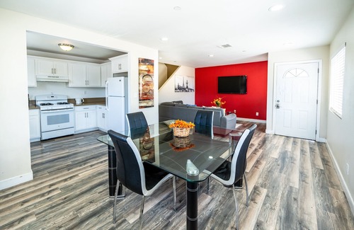 Boyle Heights Apartment | nModern Spacious 5 Bedrooms 3-Bathroom with AC Near Downtown LA with 2 Parking