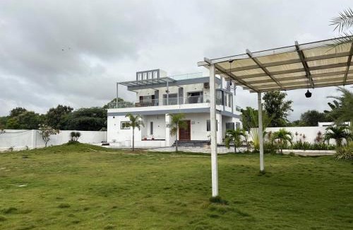 Chevella Villa | NMR Nest Farms Poolside Getaway 3BHK by homeyhuts