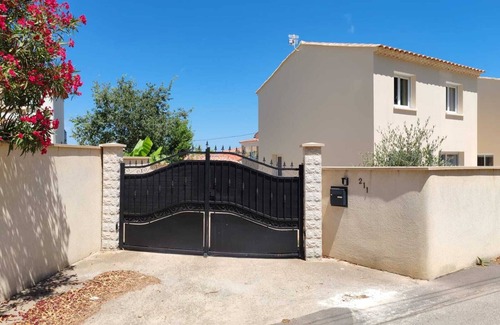 Saint-Mitre-les-Remparts House | nnSublime 4-star house ⭐️⭐️⭐️⭐️ (rated by professionals "GITES DE FRANCE")