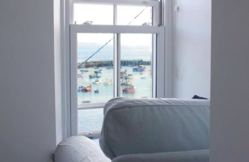 Mevagissey House | No.19 - Fabulous 2 Bed Cottage - Outstanding Harbour Views & Parking