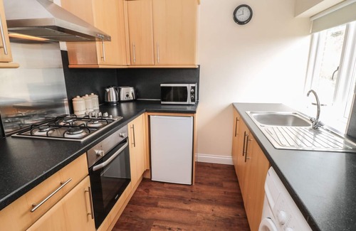 Scarborough Cottage | NO. 2 LOW HALL COTTAGES, pet friendly, with a garden in Scalby