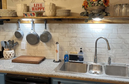 Huntsville Apartment | No chores!/6 guests/⬆️stairs/🦮🐈/WI-FI/24x24 rainshower head