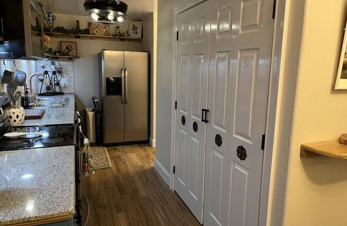 Huntsville Apartment | No chores!/6 guests/⬆️stairs/🦮🐈/WI-FI/24x24 rainshower head