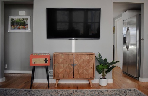 Madison House | *No Cleaning Fee* East Side Home Kid+Pet Friendly