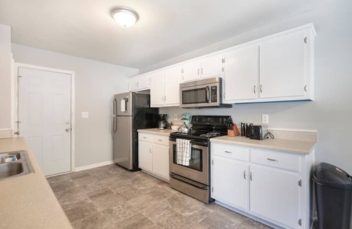 Clarksville House | NO CLEANING FEE Jet Tub + 4 Bed/2 Bath w/Fenced Back Yard/Pet Friendly