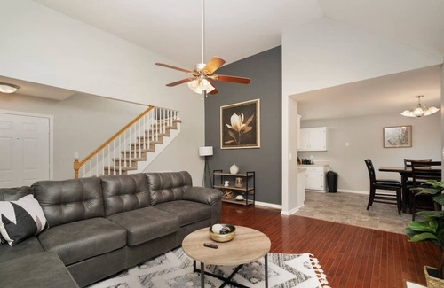 Clarksville House | NO CLEANING FEE Jet Tub + 4 Bed/2 Bath w/Fenced Back Yard/Pet Friendly