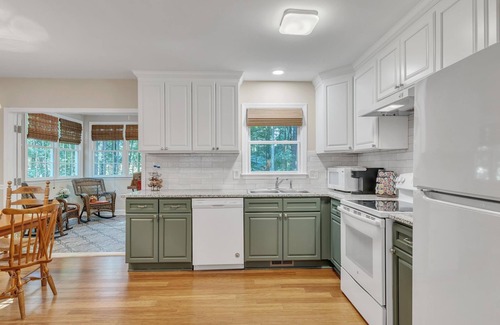 Cary Cottage | NO CLEANING FEE! - Longer Stay Discounts! Backyard Chickens!