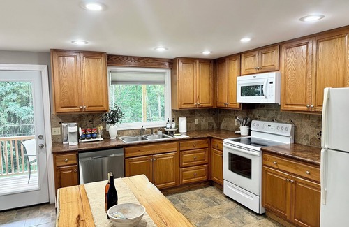 Rockwood House | No Cleaning Fee Modern Home near Seven Springs, Ohiopyle Self-Check-In, Wifi