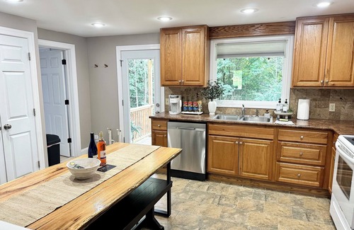 Rockwood House | No Cleaning Fee Modern Home near Seven Springs, Ohiopyle Self-Check-In, Wifi