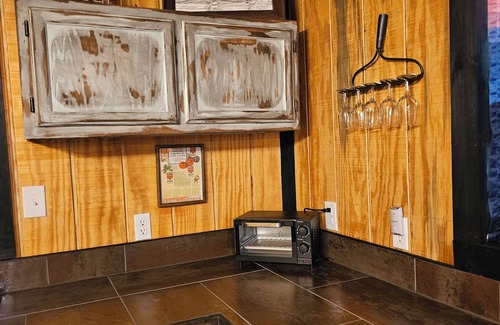 Townsend Cabin | No cleaning fees! Authentic cabin with amenities. Great porch, views, & access.