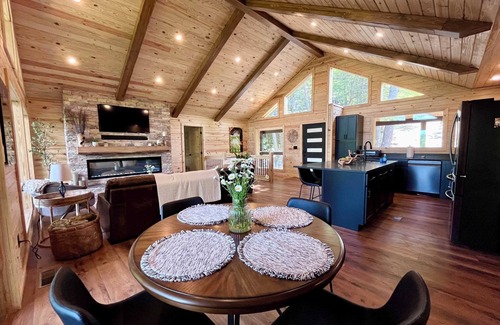 Rogers House | No Place Like Home | Private Bar| Views|XL Hot Tub