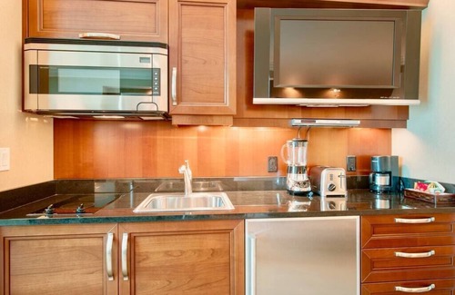 Las Vegas Condo | No Resort Fee ! Strip View Suite - Pools & Valet