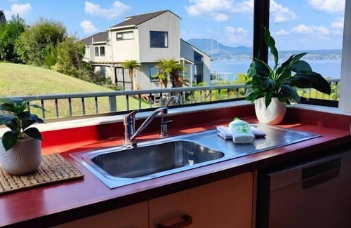 Acacia Bay House | *No Service Fee* Cozy Cabin - Panoramic Lake Views